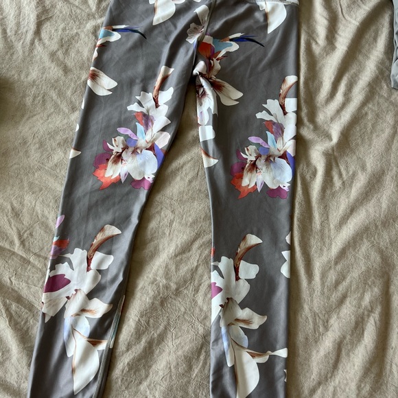 (❗️Need to sell this week-LIKE NEW) 4 legging bundle (3x Athleta & 1x fabletics) - Picture 9 of 16